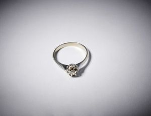 . : Anello in oro bianco 750/1000 con diamante taglio a  brillante  di circa 0,20  - Asta Asta 366 | GIOIELLI - OROLOGI - Giunonicae Online - Associazione Nazionale - Case d'Asta italiane