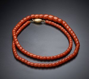 . : Filo di corallo rosso composto elementi sfaccettati  con chiusura in oro giallo 750/1000  vale rigata.  - Asta Asta 366 | GIOIELLI - OROLOGI - Giunonicae Online - Associazione Nazionale - Case d'Asta italiane