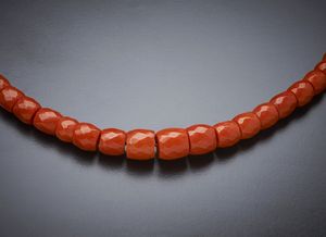 . : Filo di corallo rosso composto elementi sfaccettati  con chiusura in oro giallo 750/1000  vale rigata.  - Asta Asta 366 | GIOIELLI - OROLOGI - Giunonicae Online - Associazione Nazionale - Case d'Asta italiane