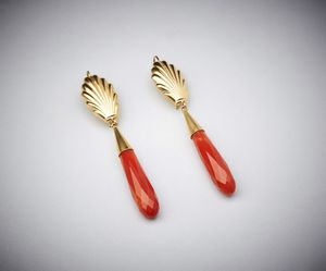 . : Paio di orecchini corallo mediterraneo con struttura artigianale a forma di conchiglia in oro 750/1000, taglio briolette.  - Asta Asta 366 | GIOIELLI - OROLOGI - Giunonicae Online - Associazione Nazionale - Case d'Asta italiane