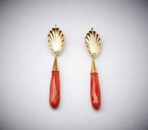 . : Paio di orecchini corallo mediterraneo con struttura artigianale a forma di conchiglia in oro 750/1000, taglio briolette.  - Asta Asta 366 | GIOIELLI - OROLOGI - Giunonicae Online - Associazione Nazionale - Case d'Asta italiane