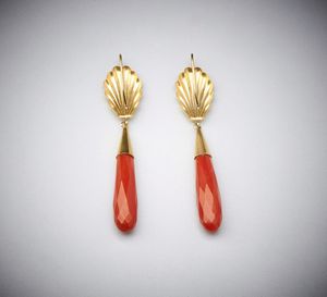 . : Paio di orecchini corallo mediterraneo con struttura artigianale a forma di conchiglia in oro 750/1000, taglio briolette.  - Asta Asta 366 | GIOIELLI - OROLOGI - Giunonicae Online - Associazione Nazionale - Case d'Asta italiane