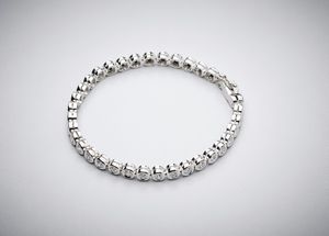 . : Bracciale in oro bianco750/1000  '' tennis'' con incastri di tipo a ''cipollina''  con diamanti bianchi di circa 5,00 carati  - Asta Asta 366 | GIOIELLI - OROLOGI - Giunonicae Online - Associazione Nazionale - Case d'Asta italiane