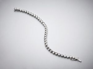 . : Bracciale in oro bianco750/1000  '' tennis'' con incastri di tipo a ''cipollina''  con diamanti bianchi di circa 5,00 carati  - Asta Asta 366 | GIOIELLI - OROLOGI - Giunonicae Online - Associazione Nazionale - Case d'Asta italiane