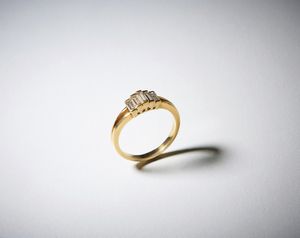 . : Anello in oro giallo 750/1000  con cinque diamanti bianchi taglio baguette per totali 1,00 carati circa.  - Asta Asta 366 | GIOIELLI - OROLOGI - Giunonicae Online - Associazione Nazionale - Case d'Asta italiane