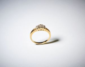 . : Anello in oro giallo 750/1000  con cinque diamanti bianchi taglio baguette per totali 1,00 carati circa.  - Asta Asta 366 | GIOIELLI - OROLOGI - Giunonicae Online - Associazione Nazionale - Case d'Asta italiane