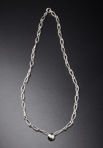 . - Catena in oro bianco 750/1000  con maglie ovali e ciondolo centrale recante diamante bianco taglio brillante ct: 0.13. circa