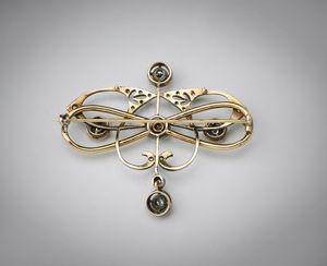 . : Spilla in oro ed argento con cinque piccoli diamanti e rosette.  - Asta Asta 366 | GIOIELLI - OROLOGI - Giunonicae Online - Associazione Nazionale - Case d'Asta italiane