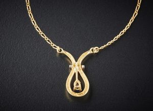 . : Catenina in oro giallo con zaffiro a goccia carati: 0,20 e due diamanti bianchi taglio huit huit.  - Asta Asta 366 | GIOIELLI - OROLOGI - Giunonicae Online - Associazione Nazionale - Case d'Asta italiane