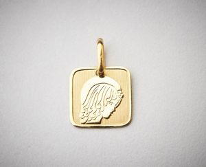 . - Medaglietta quadrata con volto femminile oro giallo 750/1000.