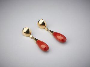 . - Orecchini  pendenti con struttura in oro giallo 750/1000  e due goccie di corallo rosso mediterraneo.