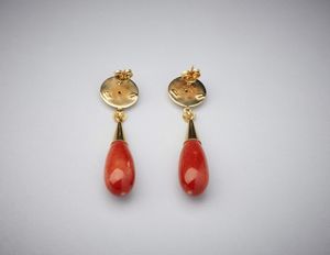 . : Orecchini  pendenti con struttura in oro giallo 750/1000  e due goccie di corallo rosso mediterraneo.  - Asta Asta 366 | GIOIELLI - OROLOGI - Giunonicae Online - Associazione Nazionale - Case d'Asta italiane