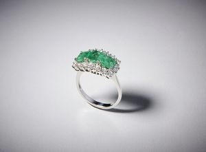 . : Anello in oro bianco con smeraldi taglio carr kt: 3,5, diamanti bianchi taglio a brillante kt: 1,5  - Asta Asta 366 | GIOIELLI - OROLOGI - Giunonicae Online - Associazione Nazionale - Case d'Asta italiane