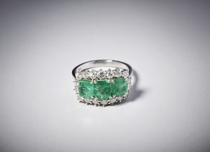 . : Anello in oro bianco con smeraldi taglio carr kt: 3,5, diamanti bianchi taglio a brillante kt: 1,5  - Asta Asta 366 | GIOIELLI - OROLOGI - Giunonicae Online - Associazione Nazionale - Case d'Asta italiane