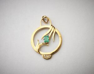 . - Ciondolo in oro giallo 750/1000  con taglio a smeraldo Kt: 0.50, pav di brillantini taglio huit huit.