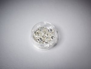 . - Venticinque diamanti taglio a brillante di circa1,50 carati.Colore: FGVVS