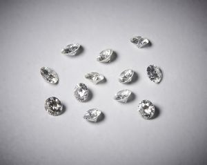 . - Dodici diamanti bianchi tondi taglio a brillante. Totale 1.40 carati circa Colore: FGVVS