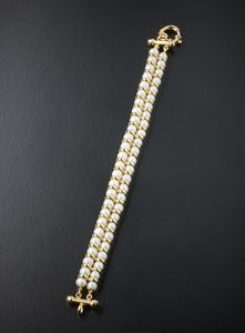 . : Bracciale di perle coltivate bianche 5.20 mm con struttura in oro giallo 750/1000 e piccoli zaffiri blu taglio cabochon.  - Asta Asta 366 | GIOIELLI - OROLOGI - Giunonicae Online - Associazione Nazionale - Case d'Asta italiane