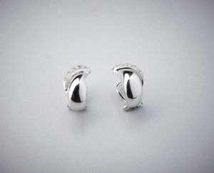 . : Orecchini in oro bianco 750/1000  tipo virgole bombate con pav di piccoli brillanti ct: 0,30.  - Asta Asta 366 | GIOIELLI - OROLOGI - Giunonicae Online - Associazione Nazionale - Case d'Asta italiane