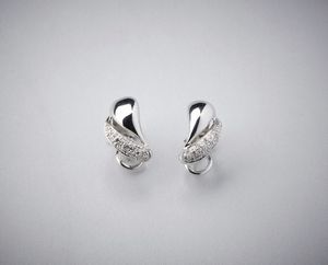 . : Orecchini in oro bianco 750/1000  tipo virgole bombate con pav di piccoli brillanti ct: 0,30.  - Asta Asta 366 | GIOIELLI - OROLOGI - Giunonicae Online - Associazione Nazionale - Case d'Asta italiane