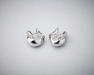 . : Orecchini in oro bianco 750/1000  tipo virgole bombate con pav di piccoli brillanti ct: 0,30.  - Asta Asta 366 | GIOIELLI - OROLOGI - Giunonicae Online - Associazione Nazionale - Case d'Asta italiane
