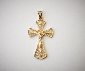 . - Crocifisso in oro giallo 750/1000