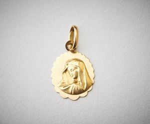 . - Medaglietta ovale oro 750/1000 con madonna.
