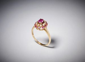 . : Anello tipo fascetta con rubino centrale ct: 0,70 contornato da diamanti taglio a brillante e rubini taglio brillante ct: 0,45 e 0,40.  - Asta Asta 366 | GIOIELLI - OROLOGI - Giunonicae Online - Associazione Nazionale - Case d'Asta italiane