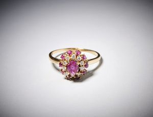 . : Anello tipo fascetta con rubino centrale ct: 0,70 contornato da diamanti taglio a brillante e rubini taglio brillante ct: 0,45 e 0,40.  - Asta Asta 366 | GIOIELLI - OROLOGI - Giunonicae Online - Associazione Nazionale - Case d'Asta italiane