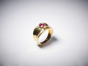 . : Anello a ''fascia'' in oro giallo  750/1000 con rubino centrale ovale di circa  0,35 carati con contorno di diamanti bianchi taglio a  brillante di circa 0,40 carati circa.  - Asta Asta 366 | GIOIELLI - OROLOGI - Giunonicae Online - Associazione Nazionale - Case d'Asta italiane