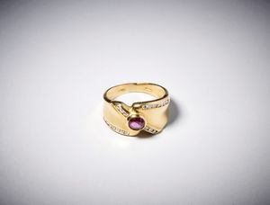 . : Anello a ''fascia'' in oro giallo  750/1000 con rubino centrale ovale di circa  0,35 carati con contorno di diamanti bianchi taglio a  brillante di circa 0,40 carati circa.  - Asta Asta 366 | GIOIELLI - OROLOGI - Giunonicae Online - Associazione Nazionale - Case d'Asta italiane