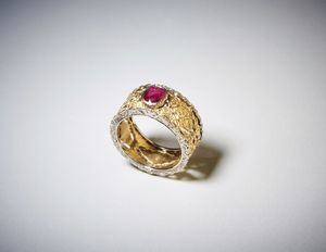 . - Anello in oro bianco e giallo 750/1000 con lavorazione tipo filogranato con rubino centrale ct: 0,70.