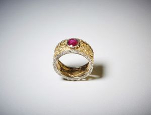 . : Anello in oro bianco e giallo 750/1000 con lavorazione tipo filogranato con rubino centrale ct: 0,70.  - Asta Asta 366 | GIOIELLI - OROLOGI - Giunonicae Online - Associazione Nazionale - Case d'Asta italiane