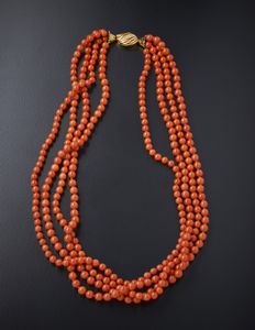 . - Torchon di quattro fili di i corallo rosso sferici con chiusura in oro giallo 750/1000 e piccoli diamanti bianchi.