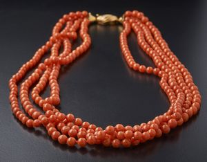 . : Torchon di quattro fili di i corallo rosso sferici con chiusura in oro giallo 750/1000 e piccoli diamanti bianchi.  - Asta Asta 366 | GIOIELLI - OROLOGI - Giunonicae Online - Associazione Nazionale - Case d'Asta italiane