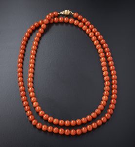 . - Lungo filo di corallo rosso tipo chanel con chiusura oro 750/1000