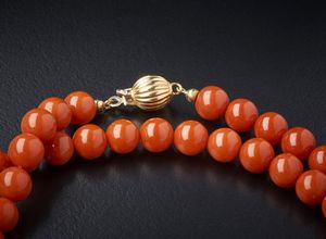 . : Lungo filo di corallo rosso tipo chanel con chiusura oro 750/1000  - Asta Asta 366 | GIOIELLI - OROLOGI - Giunonicae Online - Associazione Nazionale - Case d'Asta italiane