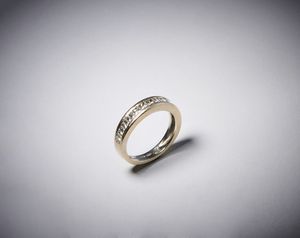 . - Anello tipo fedina in oro bianco 750/1000.Carati: 0,90. Taglio princess