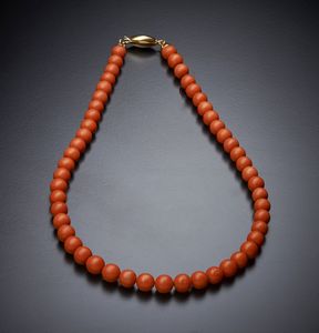 . : Filo di corallo rosso a pallini sferici con chiusura in oro giallo 750/1000 ovale bombata.  - Asta Asta 366 | GIOIELLI - OROLOGI - Giunonicae Online - Associazione Nazionale - Case d'Asta italiane