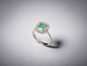 . : Anello in oro bianco 750/1000 con smeraldo taglio smeraldo ct. 2 , diamanti huit huit ct.: 0,40  - Asta Asta 366 | GIOIELLI - OROLOGI - Giunonicae Online - Associazione Nazionale - Case d'Asta italiane