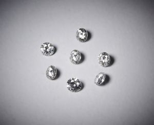 . - Sette diamanti bianchi tondi taglio a brillante di circa 1,07 carati