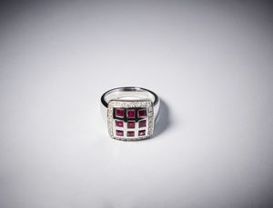 . : Anello in oro bianco 750/1000 con carr� di rubini di circa  0,70 carati contornati da piccoli diamanti bianchi di circa 0,60 carati.  - Asta Asta 366 | GIOIELLI - OROLOGI - Giunonicae Online - Associazione Nazionale - Case d'Asta italiane