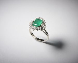 . - Anello oro bianco 750/1000  con  smeraldo centrale  taglio a cuscino di circa  1,75 carati  e diamanti taglio a brillante e taglio a baguette di  circa 0,85 carati totali.