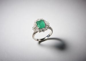 . : Anello oro bianco 750/1000  con  smeraldo centrale  taglio a cuscino di circa  1,75 carati  e diamanti taglio a brillante e taglio a baguette di  circa 0,85 carati totali.  - Asta Asta 366 | GIOIELLI - OROLOGI - Giunonicae Online - Associazione Nazionale - Case d'Asta italiane