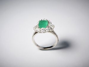 . : Anello oro bianco 750/1000  con  smeraldo centrale  taglio a cuscino di circa  1,75 carati  e diamanti taglio a brillante e taglio a baguette di  circa 0,85 carati totali.  - Asta Asta 366 | GIOIELLI - OROLOGI - Giunonicae Online - Associazione Nazionale - Case d'Asta italiane