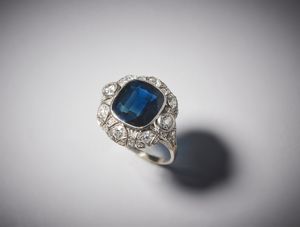 . : Anello in platino con zaffiro taglio a cuscino di circa 7,00 carati e diamanti bianchi  di circa 0,70 carati.  - Asta Asta 366 | GIOIELLI - OROLOGI - Giunonicae Online - Associazione Nazionale - Case d'Asta italiane