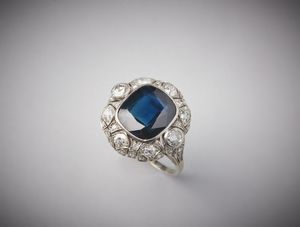 . : Anello in platino con zaffiro taglio a cuscino di circa 7,00 carati e diamanti bianchi  di circa 0,70 carati.  - Asta Asta 366 | GIOIELLI - OROLOGI - Giunonicae Online - Associazione Nazionale - Case d'Asta italiane
