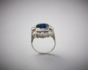 . : Anello in platino con zaffiro taglio a cuscino di circa 7,00 carati e diamanti bianchi  di circa 0,70 carati.  - Asta Asta 366 | GIOIELLI - OROLOGI - Giunonicae Online - Associazione Nazionale - Case d'Asta italiane