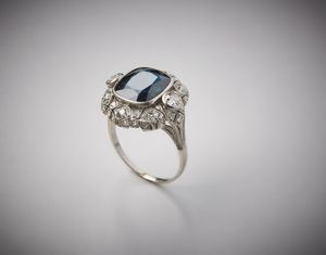 . : Anello in platino con zaffiro taglio a cuscino di circa 7,00 carati e diamanti bianchi  di circa 0,70 carati.  - Asta Asta 366 | GIOIELLI - OROLOGI - Giunonicae Online - Associazione Nazionale - Case d'Asta italiane