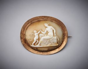 . - Spilla cammeo in oro rosso 750/1000  con conchiglia incisa rappresentante ''bagno di Venere''.